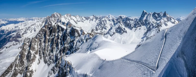 Mont-Blanc-Gebirge, Chamonix, Hautes-Savoie, Alpen, Frankreich: Winterblick von der Aiguille du Midi in der Nähe des Skigebiets Vallee Blanche, Les Grandes Jorasses (rechts) und Chamonix Needle (links)