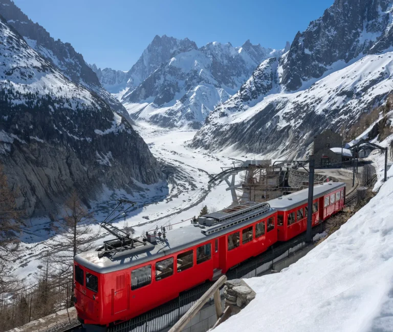 Montenvers-Zug (Zahnradbahn) mit den Gipfeln von Les Grandes Jorasses und dem Gletscher Mer de Glace. Blick auf das Vallee Blanche (Winterskigebiet) des Mont-Blanc-Massivs, Alpen, Haute-Savoie, Frankreich