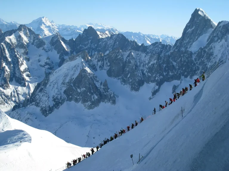 Skifahrer beim Abstieg von einem Bergkamm oberhalb von Chamonix