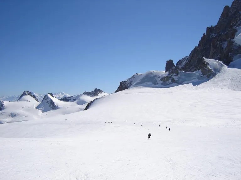 Skifahrer auf der Gletscherpiste Vallee Blanche, Chamonix