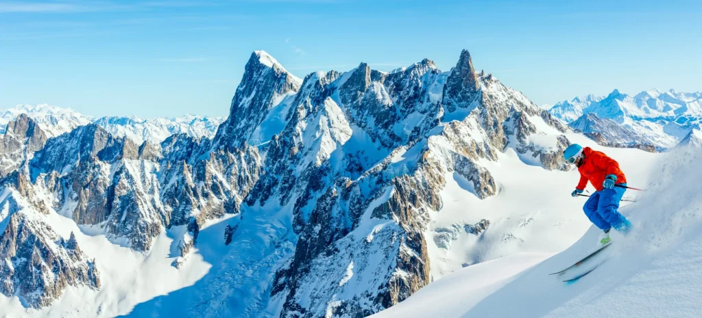 Skifahren im Vallee Blanche Chamonix mit herrlichem Blick auf die Grandes Jorasses und Dent du Geant von der Aiguille du Midi, Mont Blanc, Haute-Savoie, Frankreich