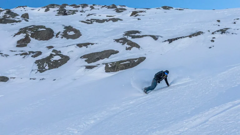 Snowboard Freeride in den Bergen, Chamonix, Frankreich