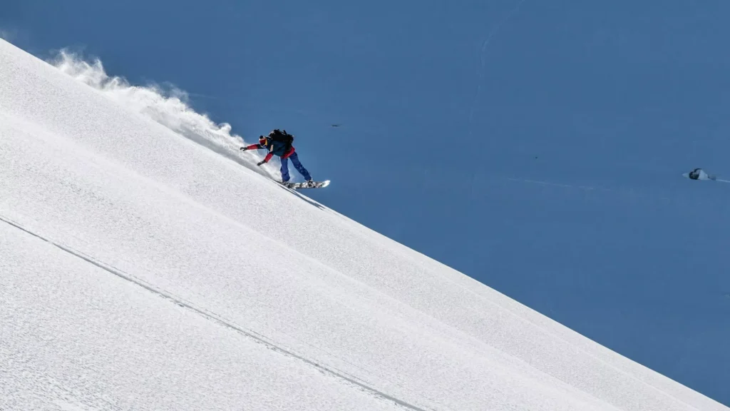 Snowboard-Freestyle im Pulverschnee, Chamonix, Frankreich