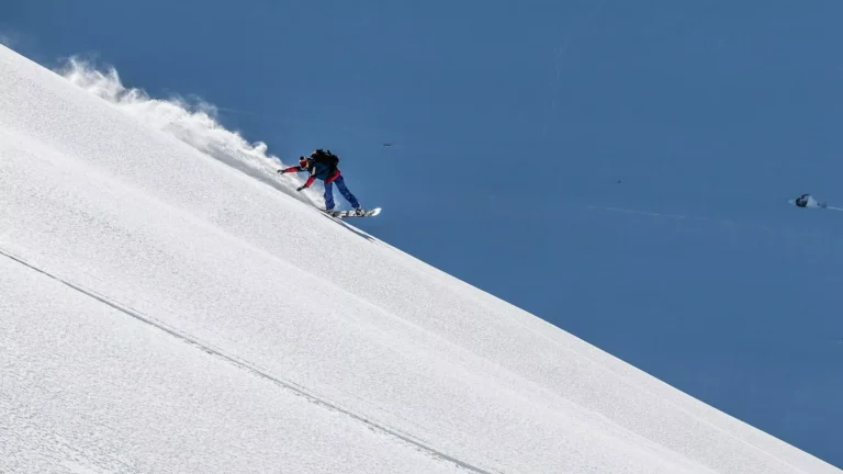 Snowboard-Freestyle im Pulverschnee, Chamonix, Frankreich