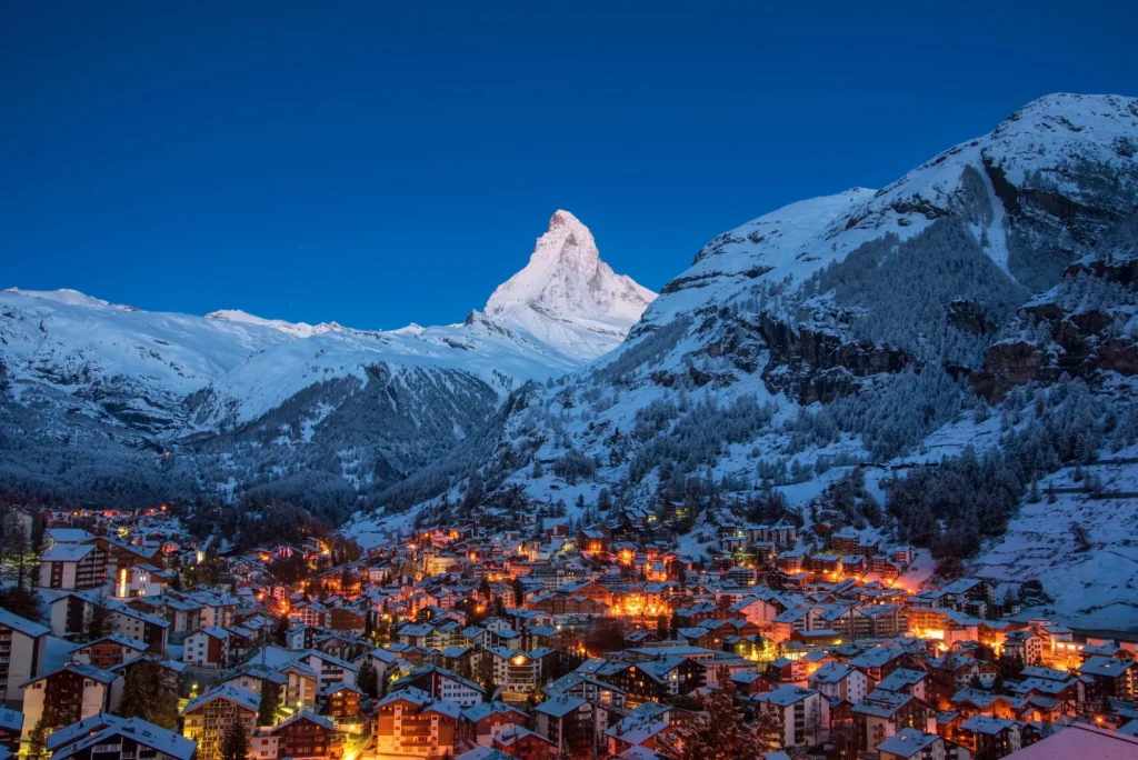 Early Morning Landschaft Blick auf Zermatt Stadt Dorf Tal und Matterhorn Peak am Morgen, Schweiz